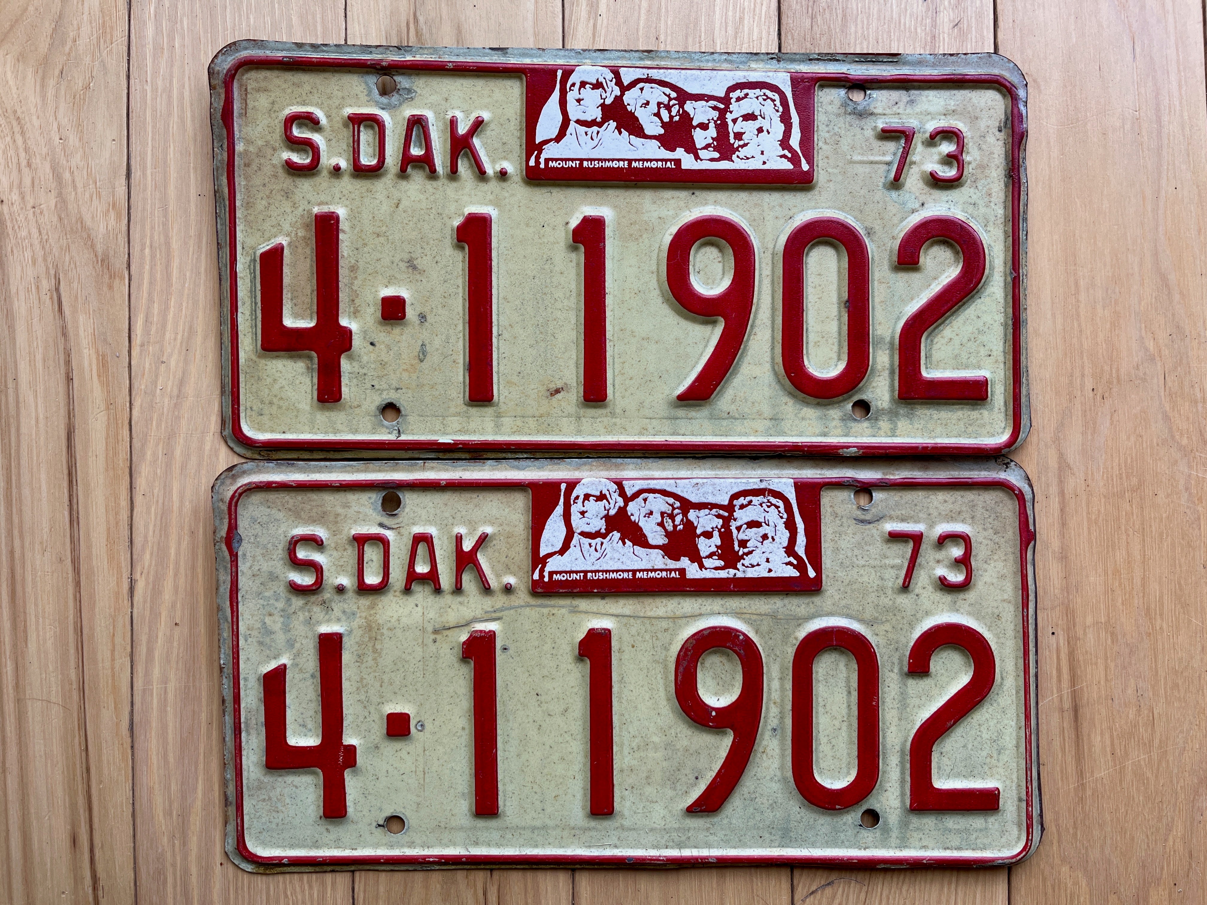 【希少・米国ヴィンテージ】プラチナ空枠 10%IRIDIUM PLAT Pair of 1973 South Dakota License Plates – RusticPlates